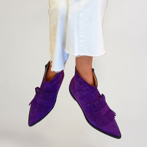 Jamie – Flat Boots in Imitation Suede with Tassels and Pointed Toe