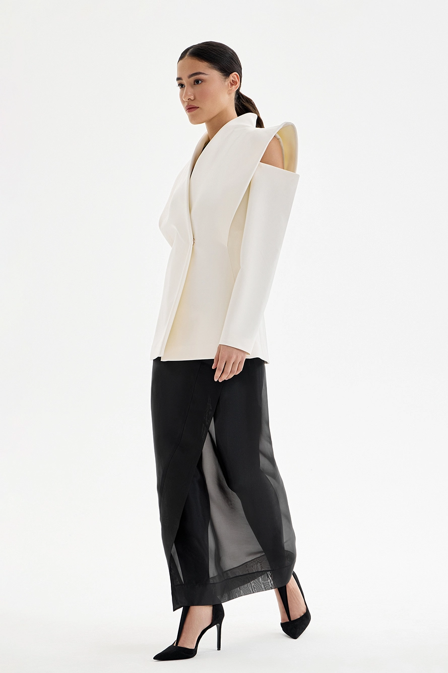 Carmelia – Sculptural Shoulder Blazer for Statement Moments