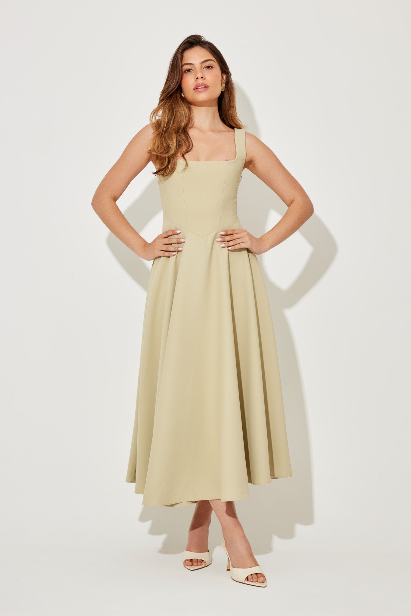 Leah - Timeless Flowy Midi Dress