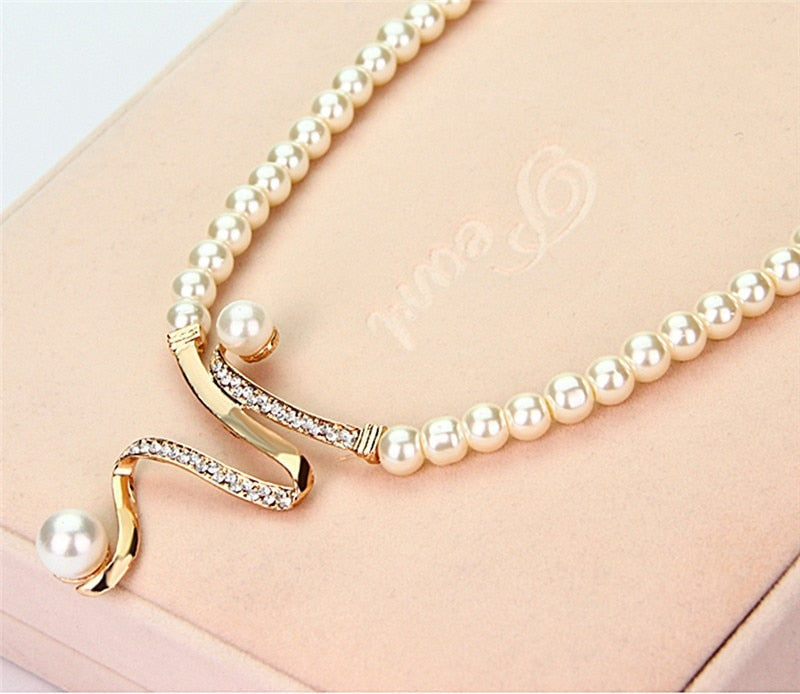 Sandy – Set of Necklace and Earrings with Pearls