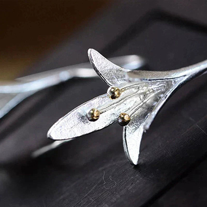 Belinda – Silver Flower Earrings