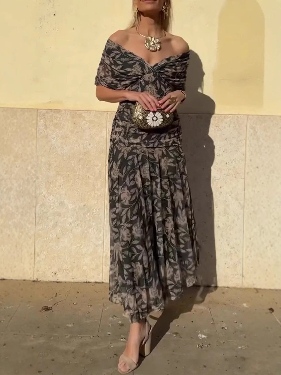 Noemi – Elegant Maxi Dress with Floral Touch