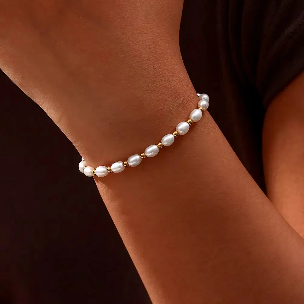 Patricia - Elegant Pearl and Gold Bracelet