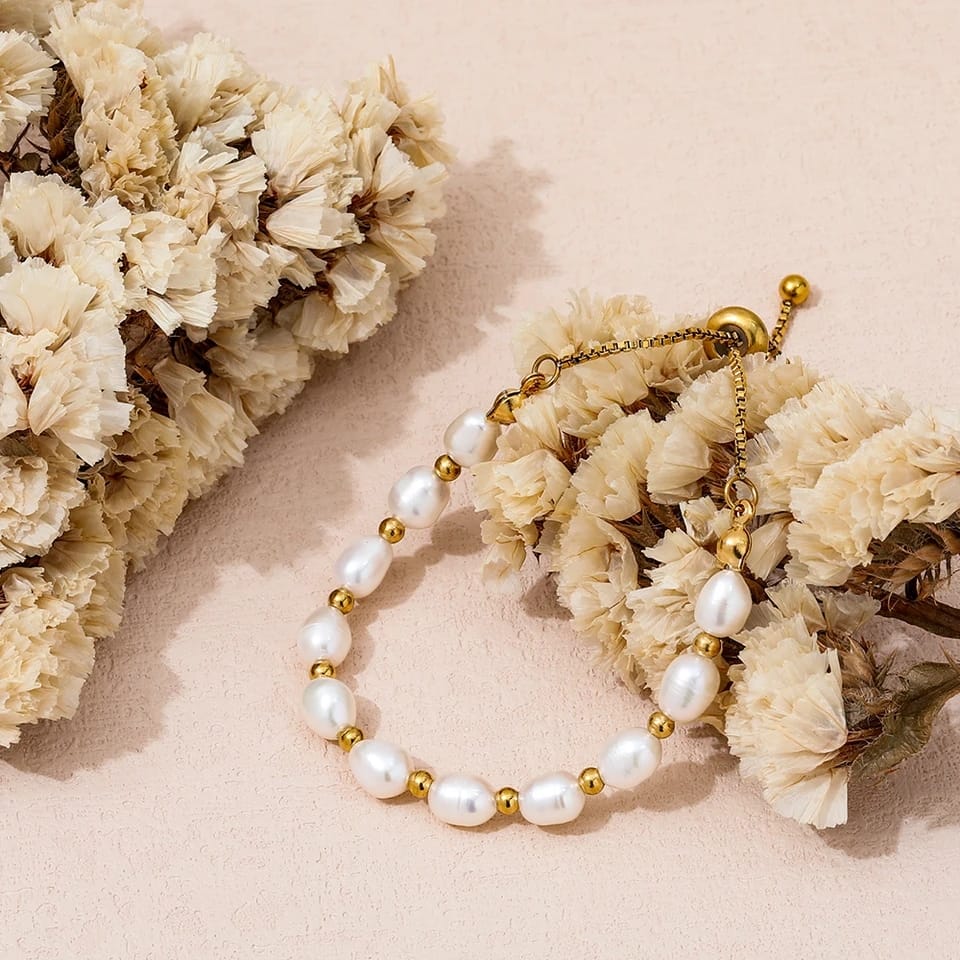 Patricia - Elegant Pearl and Gold Bracelet
