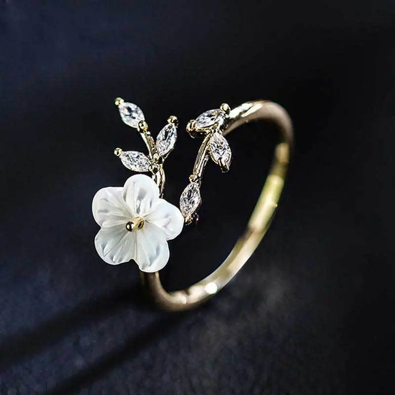 Elisa – Ring with White Flower and Zirconia