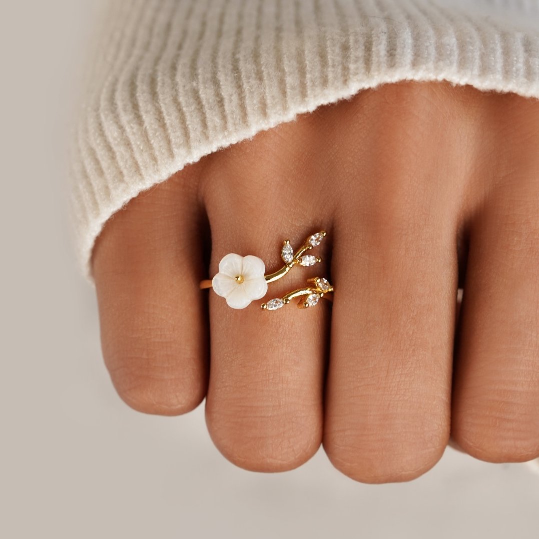 Lily – White Flower Ring