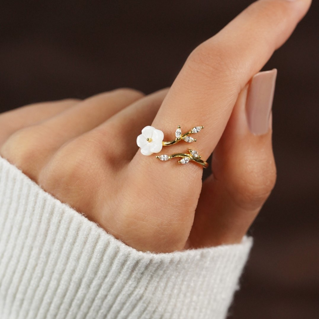Lily – White Flower Ring