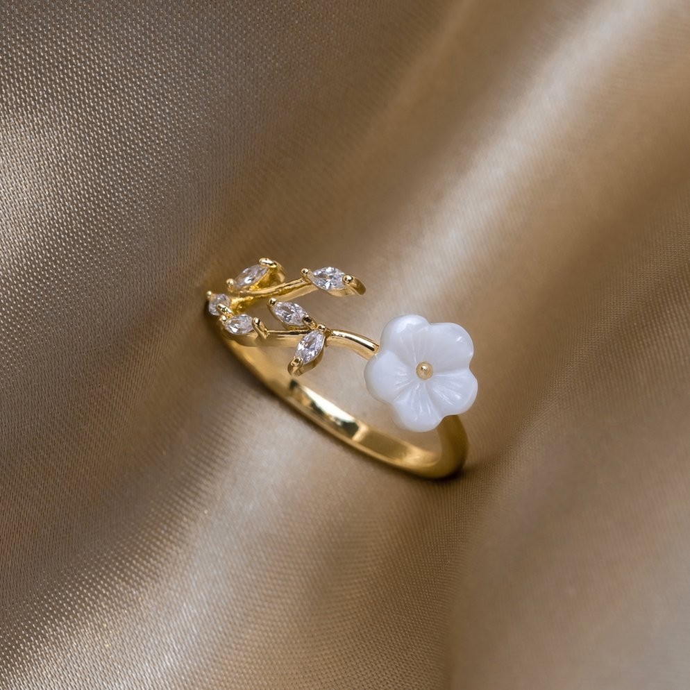 Lily – White Flower Ring