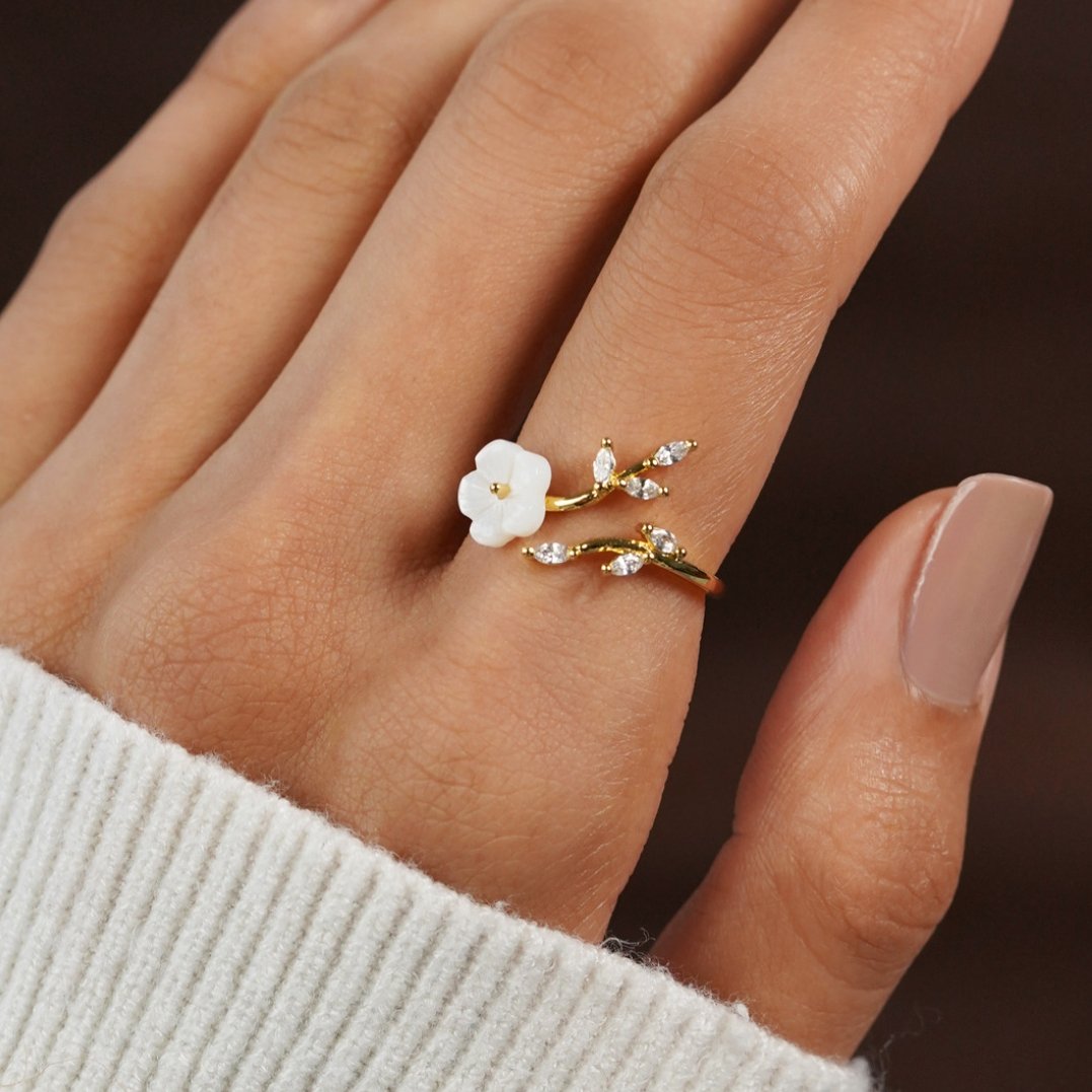 Lily – White Flower Ring