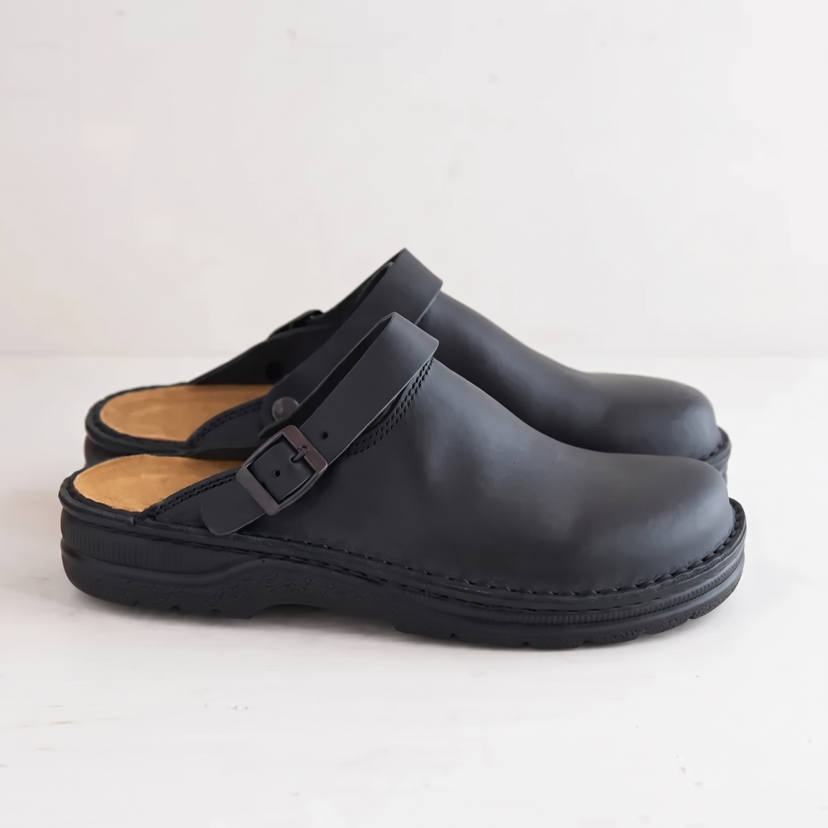 Brady - Closed-Toe Comfort Sandals