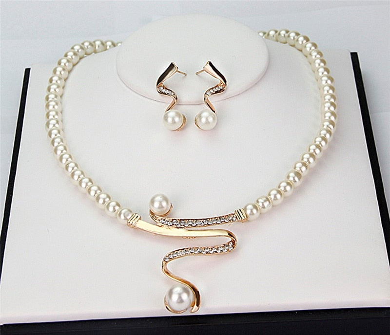 Sandy – Set of Necklace and Earrings with Pearls