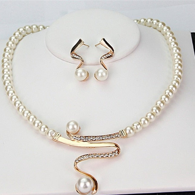 Sandy – Set of Necklace and Earrings with Pearls