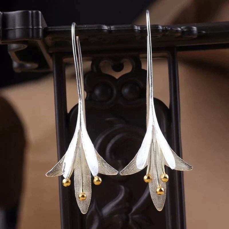 Belinda – Silver Flower Earrings