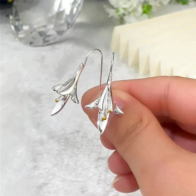 Belinda – Silver Flower Earrings