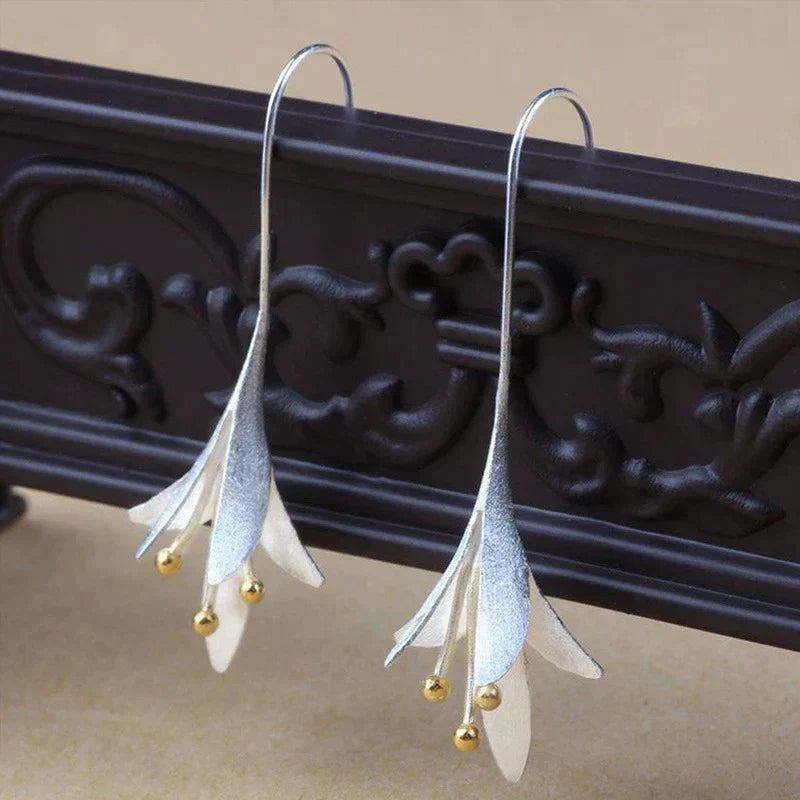 Belinda – Silver Flower Earrings