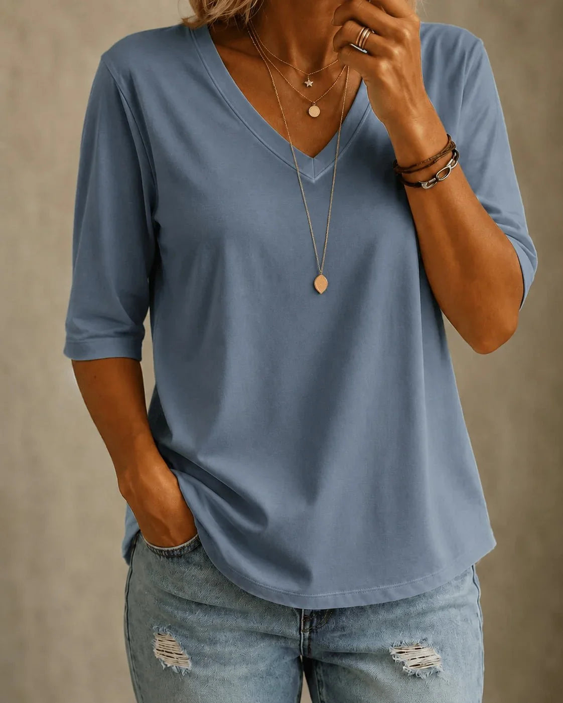 Savannah - Classic V-Neck Tee