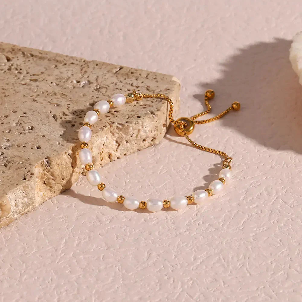 Patricia - Elegant Pearl and Gold Bracelet