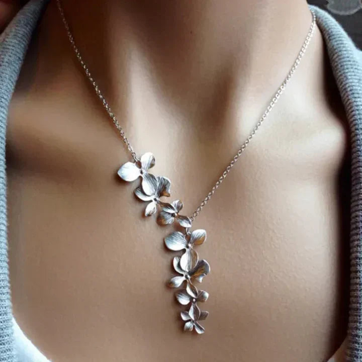 Dorothy – Vintage Silver Necklace with Flowers