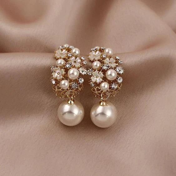 Talia – Elegant Earrings with Floral Pattern and Pearls