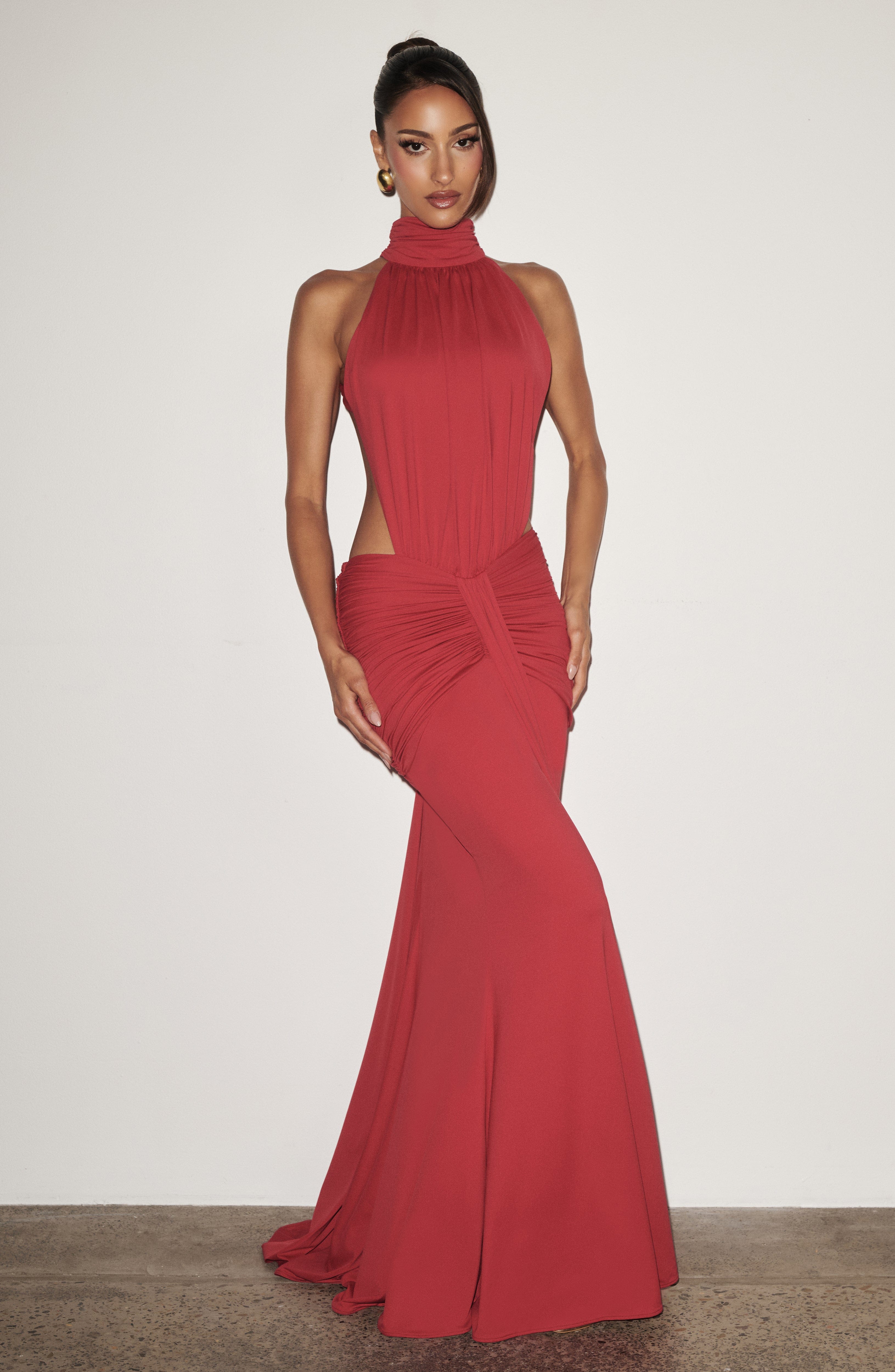 Luna - Elegant Backless Silk
